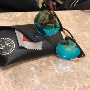 Mirrored blue-greenish Raybans